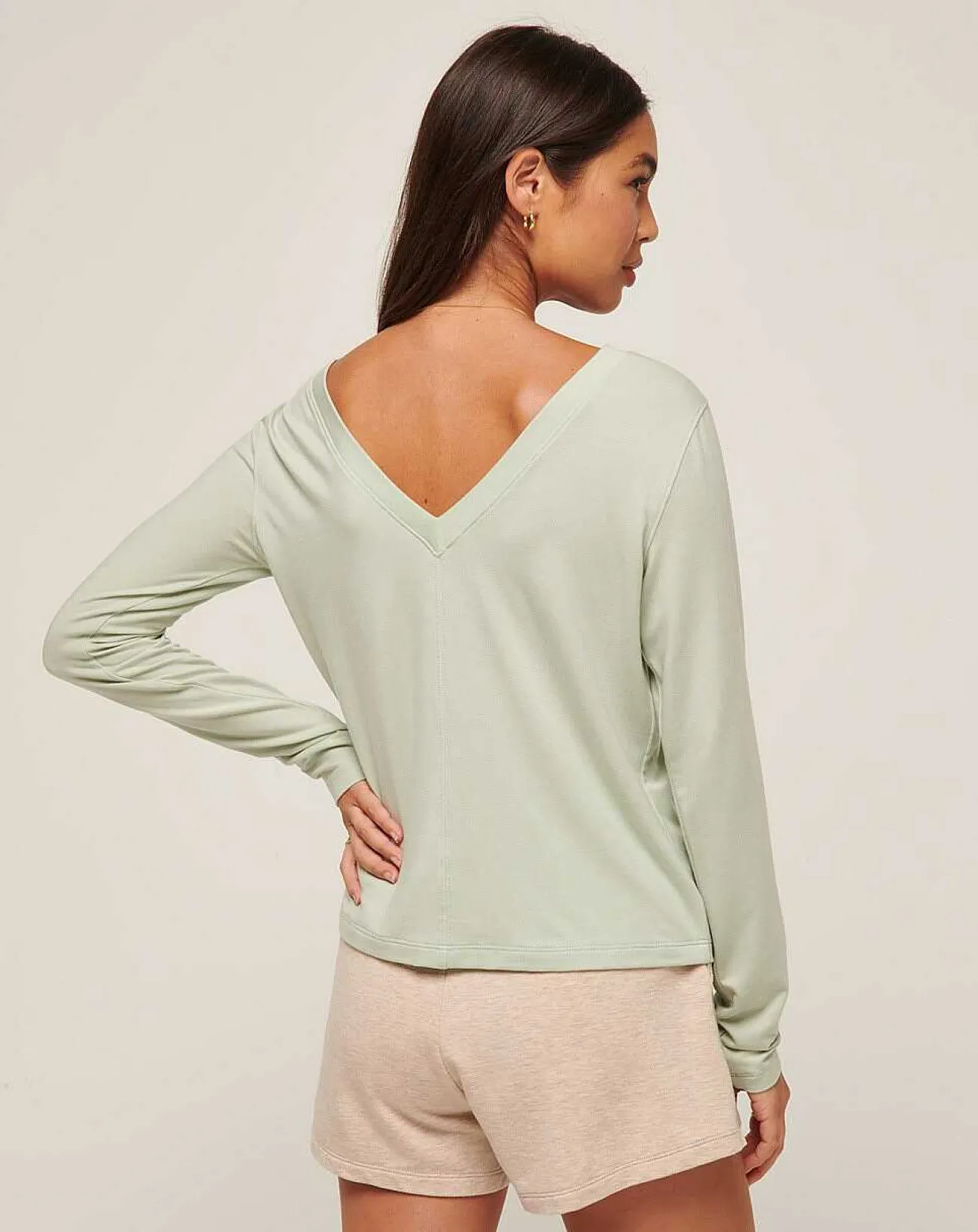 TravisMathew Shirts & Tops>Bay Waves Vneck Top
