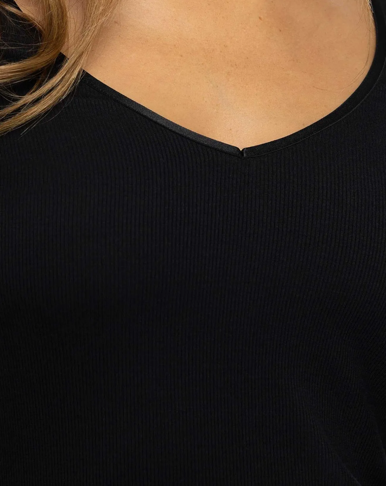 TravisMathew Shirts & Tops>Favorite Day Long Sleeve V-Neck Top