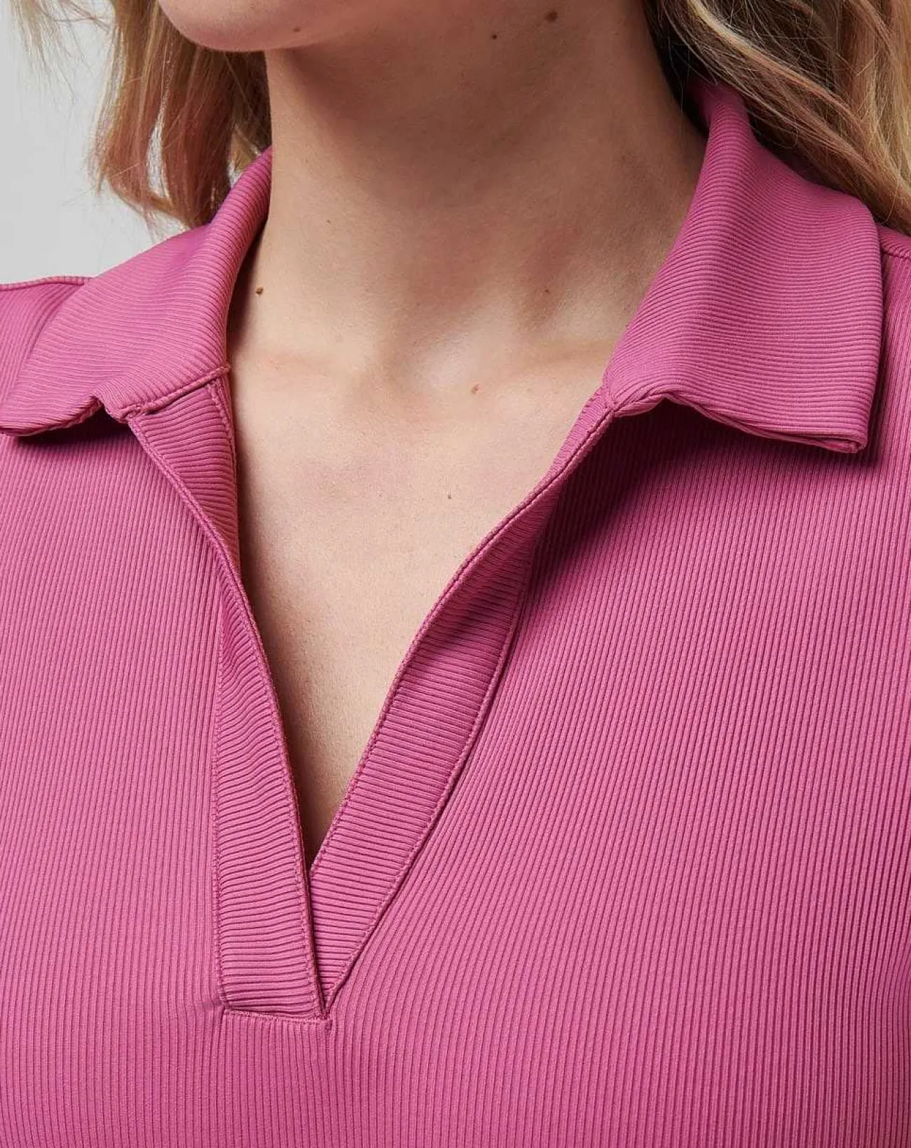 TravisMathew Polos>Moveknit Vneck Polo